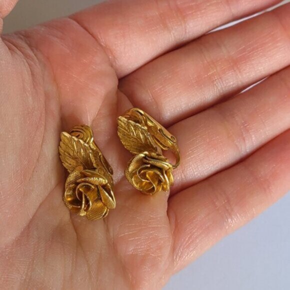 Vintage Retro Coro Clip On Gold Tone Metal Gilded Rose Flower Earrings - Picture 13 of 13
